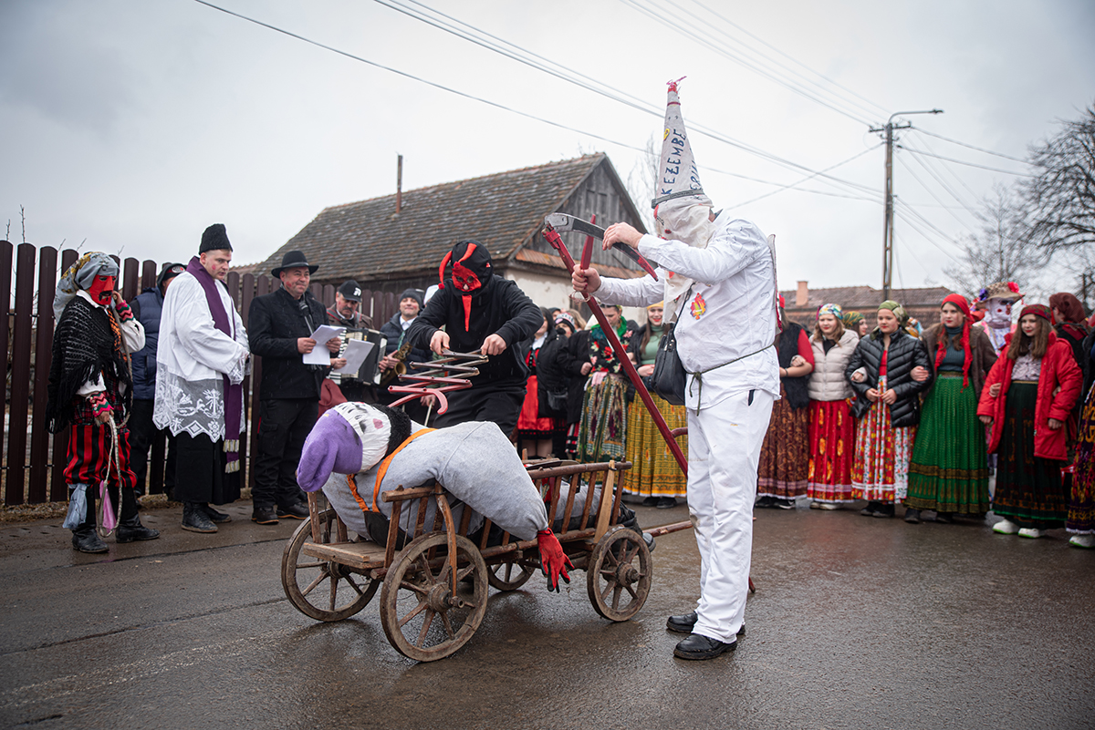 Jókedvvel, mulatással dugták el a Marost 